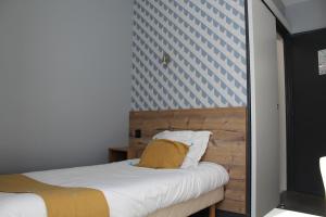 Postel nebo postele na pokoji v ubytování Logis Hôtel Auberge de l'Allagnonette