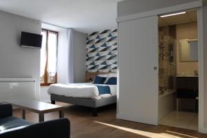 Postel nebo postele na pokoji v ubytování Logis Hôtel Auberge de l'Allagnonette