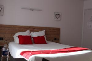 Postel nebo postele na pokoji v ubytování Logis Hôtel Auberge de l'Allagnonette
