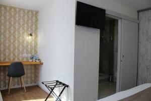 TV a/nebo společenská místnost v ubytování Logis Hôtel Auberge de l'Allagnonette