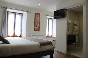 Postel nebo postele na pokoji v ubytování Logis Hôtel Auberge de l'Allagnonette