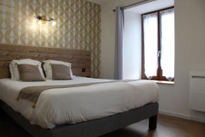 Postel nebo postele na pokoji v ubytování Logis Hôtel Auberge de l'Allagnonette