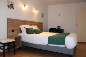 Postel nebo postele na pokoji v ubytování Logis Hôtel Auberge de l'Allagnonette