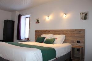 Postel nebo postele na pokoji v ubytování Logis Hôtel Auberge de l'Allagnonette