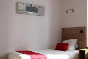 Postel nebo postele na pokoji v ubytování Logis Hôtel Auberge de l'Allagnonette