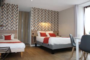 Postel nebo postele na pokoji v ubytování Logis Hôtel Auberge de l'Allagnonette