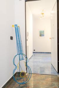 una manguera de agua en el suelo en una habitación con espejo en Casa Ludo, en Soverato Marina