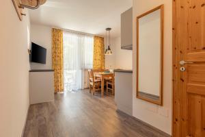 Televízia a/alebo spoločenská miestnosť v ubytovaní FerienPark Kreischberg by ALPS RESORTS + 29 fotografií