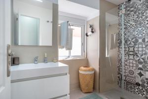 une salle de bain avec lavabo et douche dans l'établissement A Treat in Belém, à Lisbonne 39 autres photos