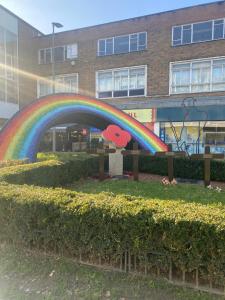ein Regenbogen in einem Garten vor einem Gebäude in der Unterkunft Hemel Apartments - Hemel Haven in Hemel Hempstead + 88 Fotos