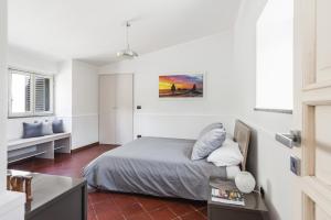 um quarto com uma cama, uma secretária e uma janela em City Cottage with Garden & Pool by Wonderful Italy em Catânia