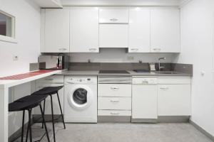 Кухня или мини-кухня в Apartamento frente a La Concha con terraza- Marina 4
