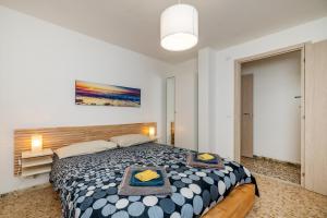 a bedroom with a large bed in a room at CASA BELL - Appartamento con parcheggio privato e bike room in Finale Ligure