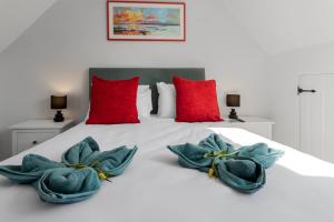 białe łóżko z dwoma ręcznikami na górze w obiekcie Exe Riverside Retreat Holiday Home w mieście Exeter