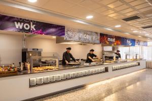 a group of chefs preparing food in a kitchen at htop Molinos Park - Fun in Salou