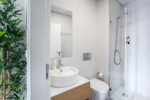 une salle de bain blanche avec lavabo et douche dans l'établissement General Torres Apartments, à Vila Nova de Gaia 77 autres photos