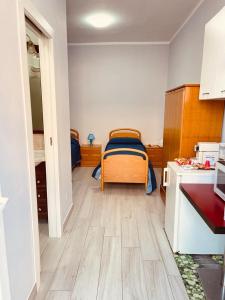 een kleine slaapkamer met een bed in een kamer bij M&C Apartment in Fiumicino