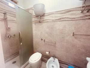 Un baño con inodoro, ducha y lavabo. en M&C Apartment, en Fiumicino