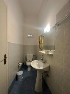 y baño con lavabo y aseo. en Vassilikon Hotel, en Loutraki