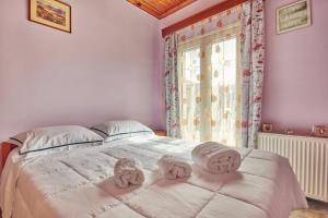 a bedroom with a bed with towels on it at Villa Roxa Montuoso in Agios Leon