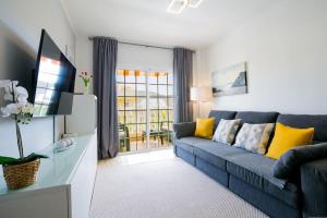 Televízia a/alebo spoločenská miestnosť v ubytovaní Palm Mar Romantic Suite A11