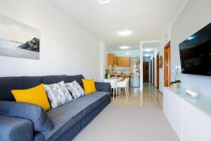 Televízia a/alebo spoločenská miestnosť v ubytovaní Palm Mar Romantic Suite A11
