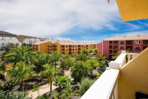 uitzicht op een stad met palmbomen en gebouwen bij Palm Mar Romantic Suite A11 in Palm-mar