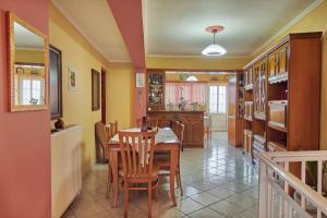 a kitchen and dining room with a table and chairs at Villa Roxa Montuoso in Agios Leon