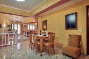 a dining room with a table and chairs at Villa Roxa Montuoso in Agios Leon