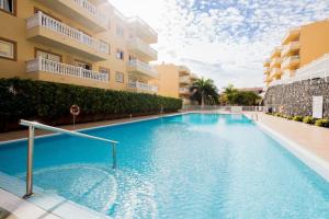 Bazén v ubytovaní Palm Mar Romantic Suite A11 alebo v jeho blízkosti