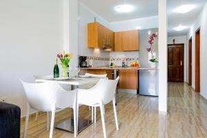 Kuchyňa alebo kuchynka v ubytovaní Palm Mar Romantic Suite A11