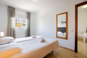 Posteľ alebo postele v izbe v ubytovaní Palm Mar Romantic Suite A11