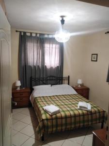 een slaapkamer met een bed en een kroonluchter bij Stavros Apartments in Artemida