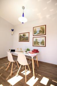 a dining room with a table and chairs at Ulcas guest huse in Vlorë