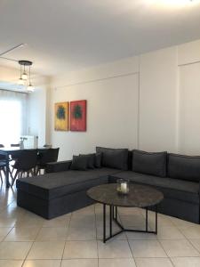 uma sala de estar com um sofá e uma mesa em Seaside Villa em Preveza