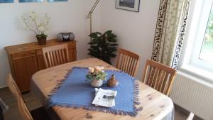 een tafel met een blauwe tafeldoek en bloemen erop bij Ferienhaus Schüler mit Terrasse und Garten in Zinnowitz