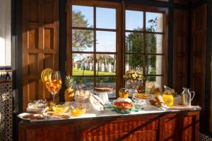 una mesa con un montón de comida. en Hotel Pazo Libunca en Narón