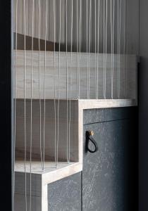 een open deur van een stapelbed met een slot bij Deep Lock Studio in Bath