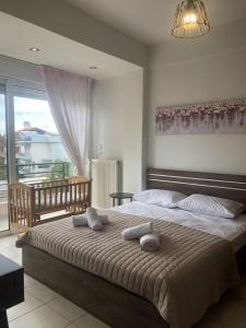 um quarto com uma cama com duas toalhas em Seaside Villa em Preveza