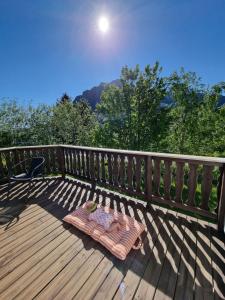 eine Decke auf einem Deck mit der Sonne am Himmel in der Unterkunft Hus i naturskjønne omgivelser in Hopen