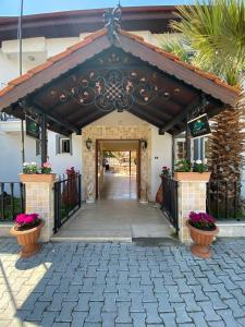 uma entrada para uma casa com um portão e flores em EON DALYAN BOUTIQIE HOTEL em Ortaca
