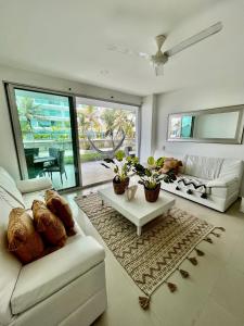 uma sala de estar com um sofá branco e uma mesa em MORROS EPIC 1111 em Cartagena de Indias