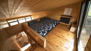eine Aussicht auf ein Bett in einer Sauna in der Unterkunft Haita Land in Vatra Dornei