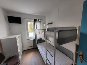 a room with two bunk beds and a window at Monteurunterkunft Schützenhaus Leisnig in Leisnig