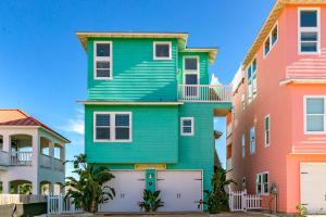 una casa colorida delante de dos casas coloridas en Port- A- Paradise en Port Aransas