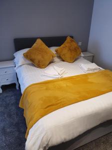 1 cama con 2 almohadas en una habitación en Imperial view, en Blackpool