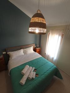 um quarto com uma cama com duas toalhas em Affittacamere Locanda Ristoro Tanè em San Giovanni in Strada