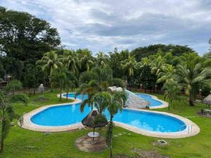 ein Bild eines Pools in einem Resort in der Unterkunft One Bedroom Condo Subic Bay in Morong