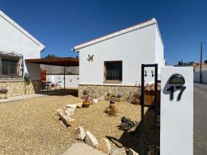 una casa con un patio con una valla delante en Casa Sol y Luna, en Arboleas