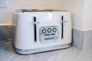 einem Toaster, der auf einer Theke sitzt in der Unterkunft Full SKY TV Access 2BR Stylish Apartment in Hough Green
